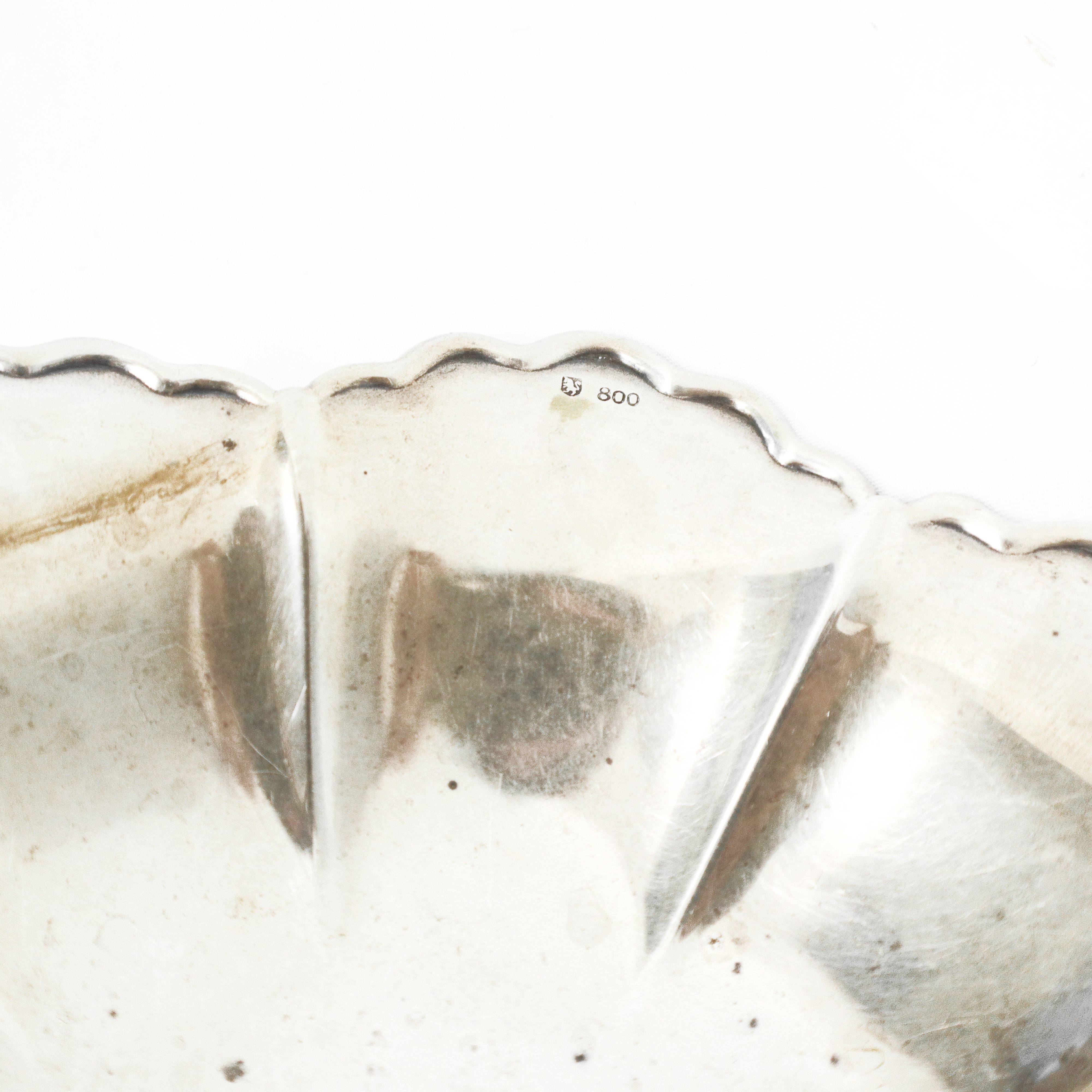 Piccola ciotola in argento 800 con bordo sbalzato