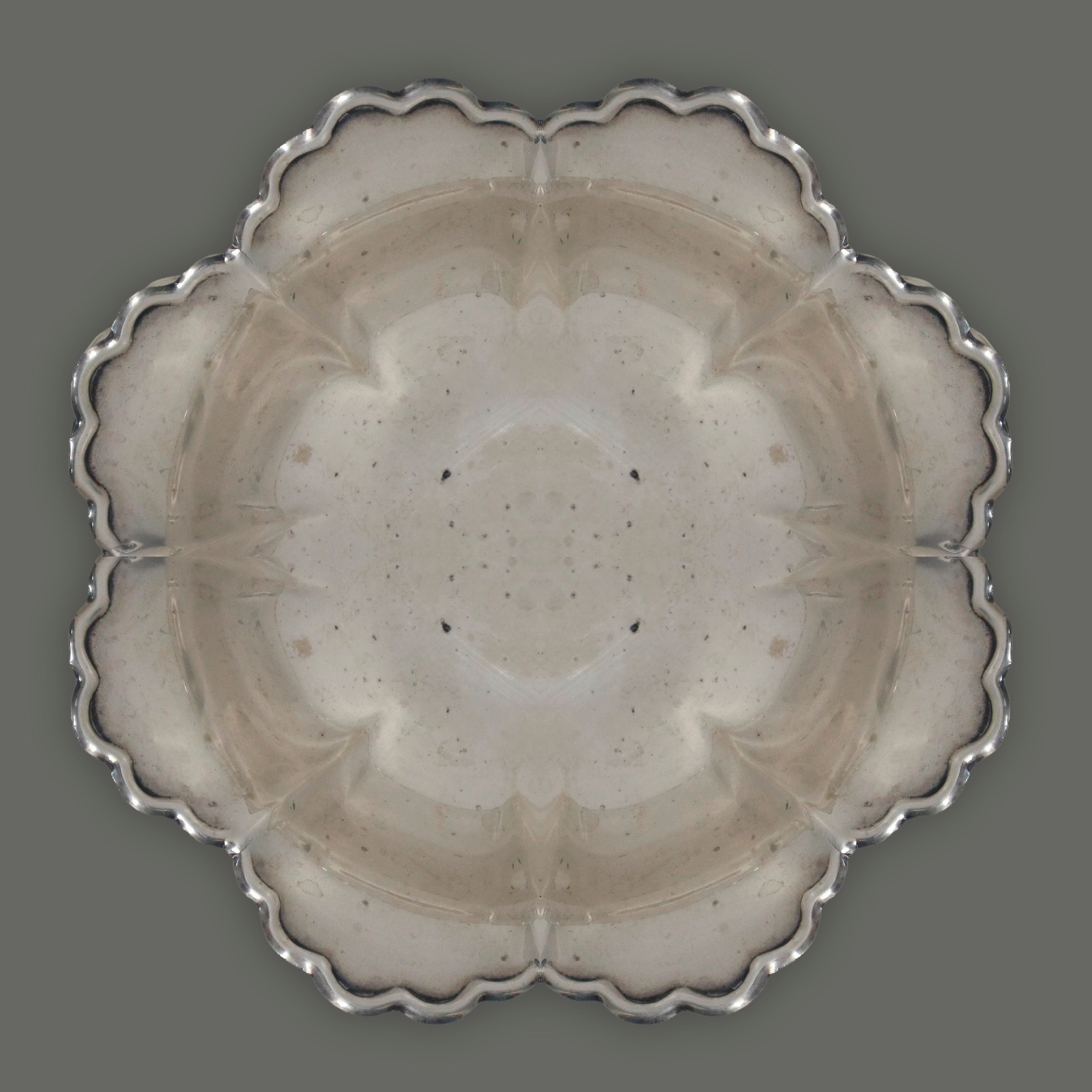 Piccola ciotola in argento 800 con bordo sbalzato