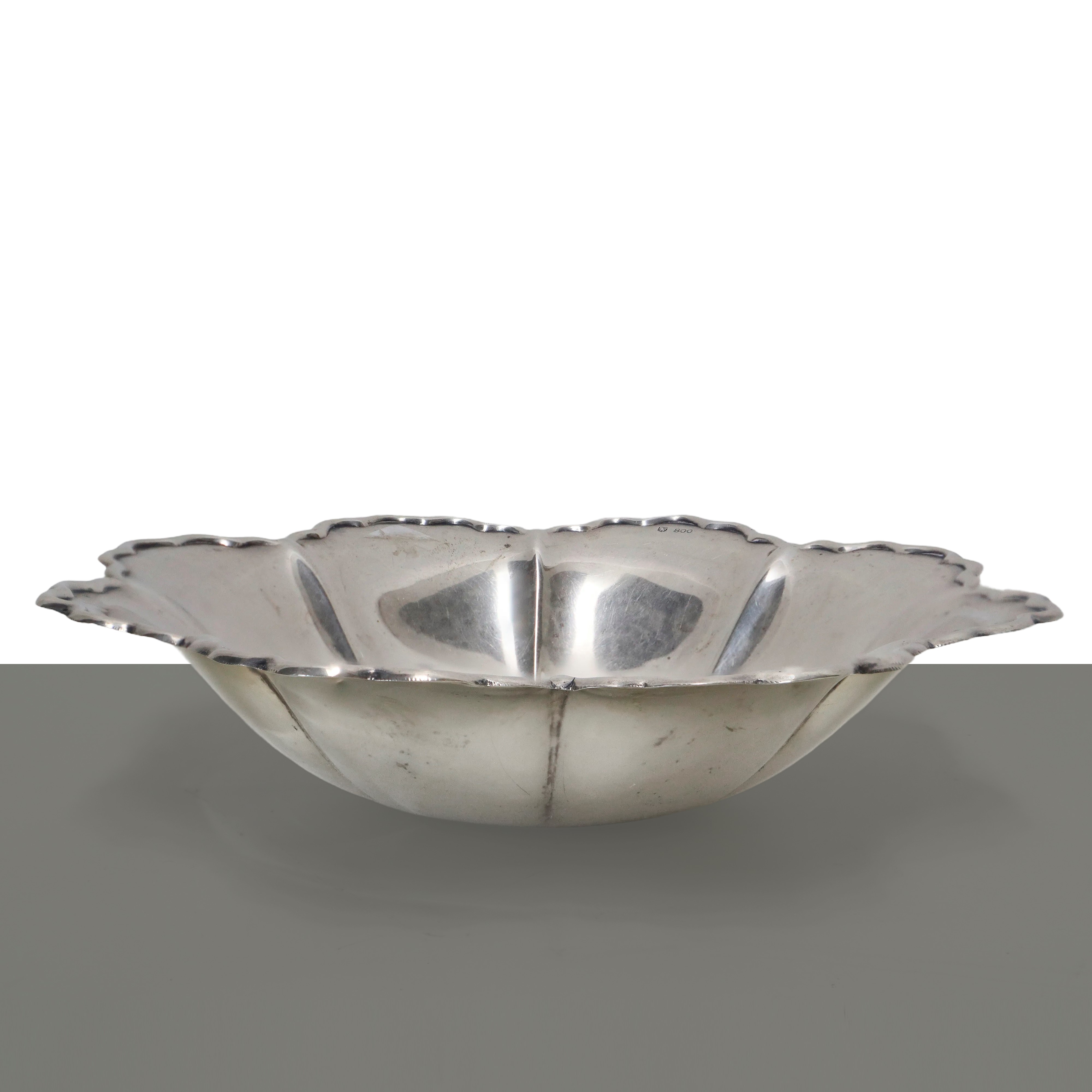 Piccola ciotola in argento 800 con bordo sbalzato