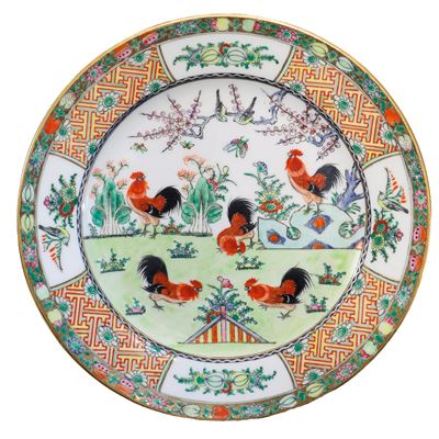 Piatto con galli, ceramica policroma e dorata, diametro cm 25