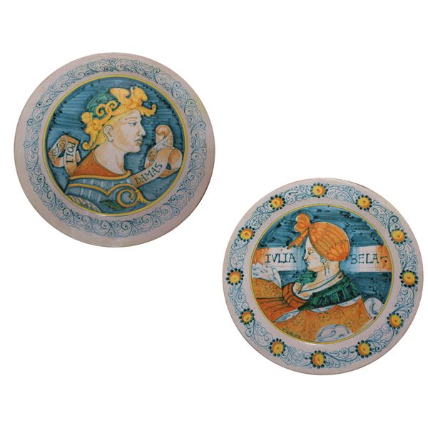 Pair of Faenza plates in Renaissance style