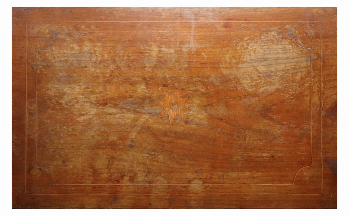 Coppia di Tavolini in Legno con Stella Intarsiata al Centro del Piano.