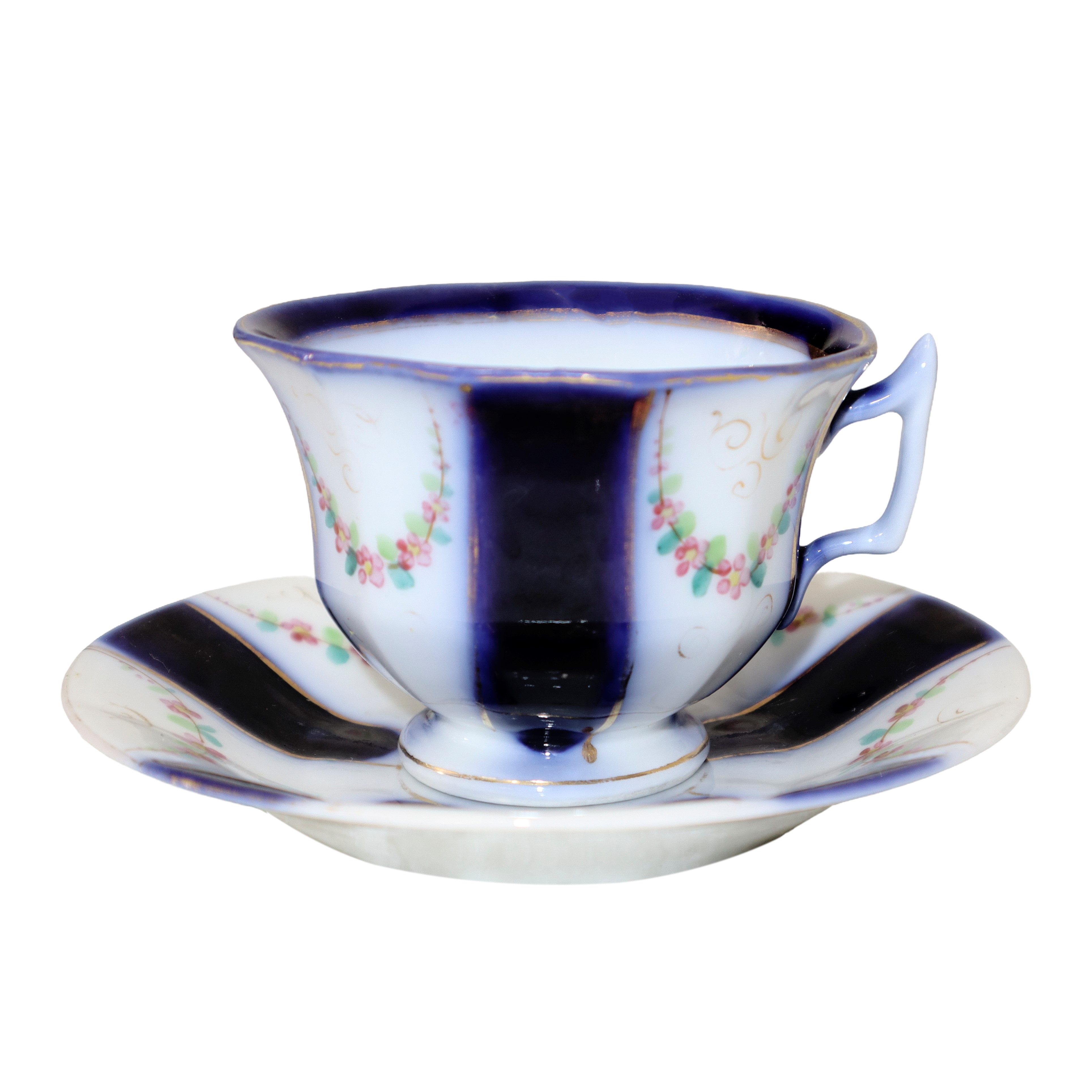 Servizio da tè in porcellana bianca e blu con ghirlande a fiori policromi.