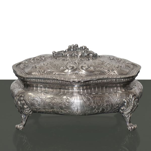 Jewelery box in silver with floral motifs