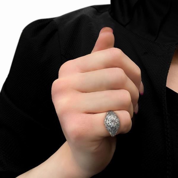 Anello in oro 9ct,  con diamante 0,65 ct, taglio antico vecchio europeo.