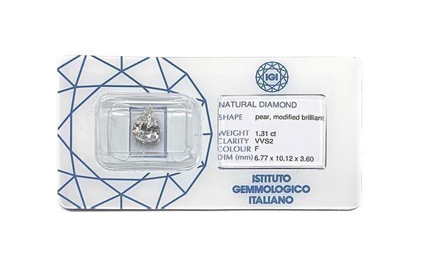Importante diamante a goccia,in anello in oro bianco con baguette di diamanti e diamante centrale a goccia, a brillante modificato, peso  1.31 ct, dimensioni 6.77x10. 12x3.60 mm a goccia. Mm 175x160, Peso totale Gr 4.9 