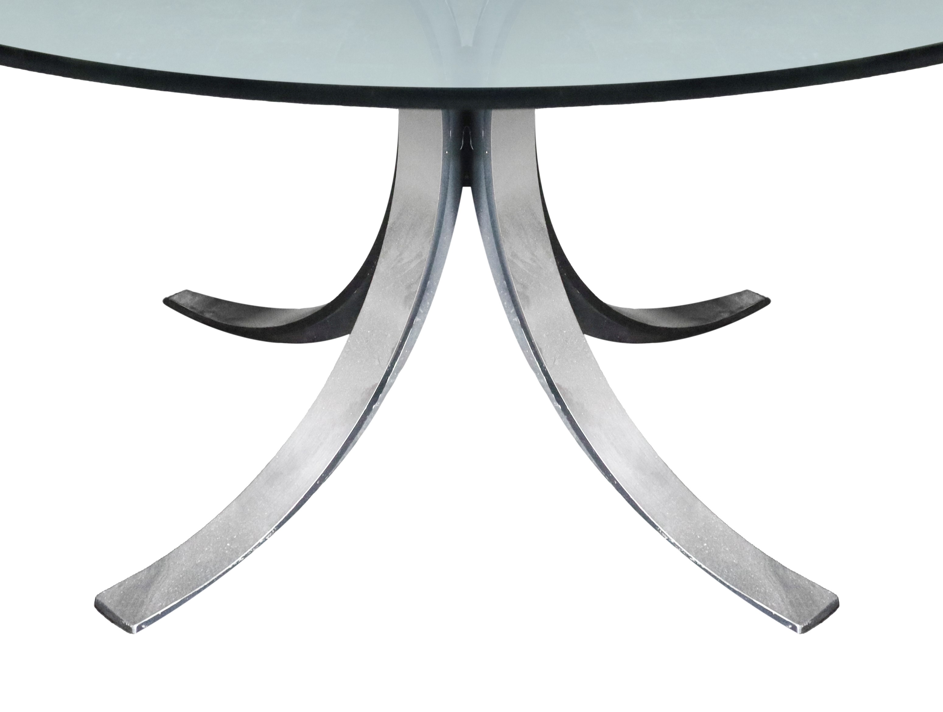 Tavolo in metallo con piano in vetro