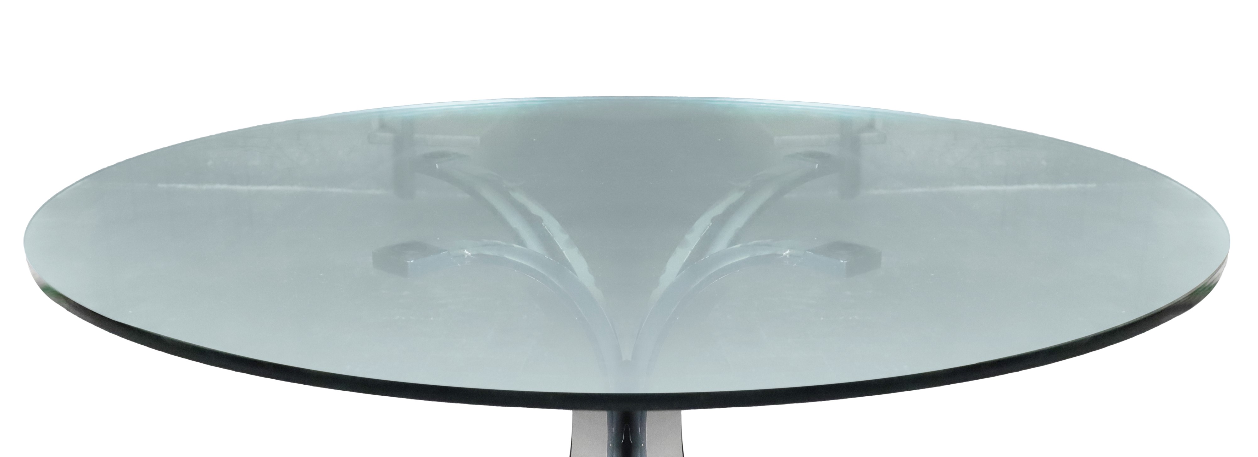 Tavolo in metallo con piano in vetro