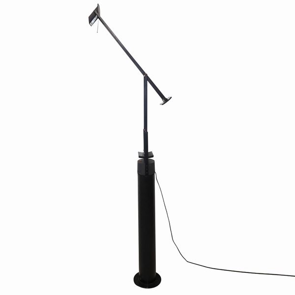 Lampada da tavolo modello Tizio con colonna