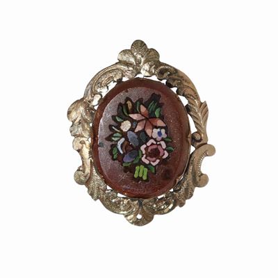 Spilla in Oro a Basso Titolo con Commesse di Pietre Dure a Mosaico con Motivi Floreali.