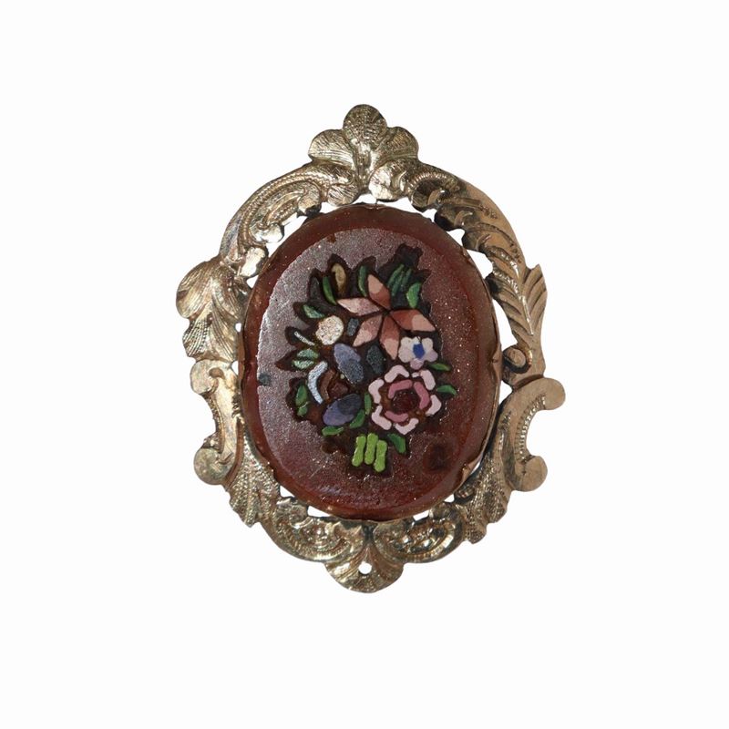 Spilla in Oro a Basso Titolo con Commesse di Pietre Dure a Mosaico con Motivi Floreali.