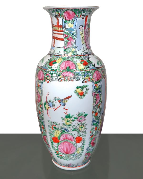 Vaso cinese con scene di personaggi e decorazioni floreali.
