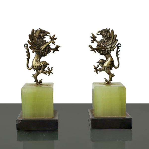 Coppia di grifoni in argento con base in giada