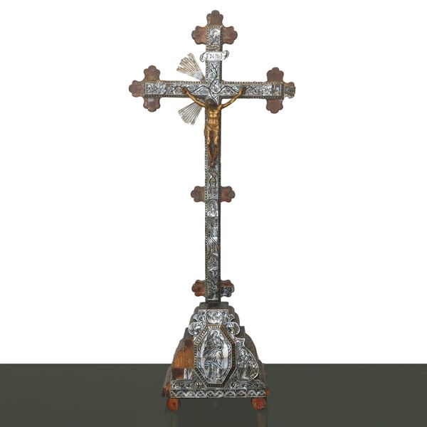 Crocifisso legno con piedistallo, lastronato in madreperla decorata a bulino con figure sacre