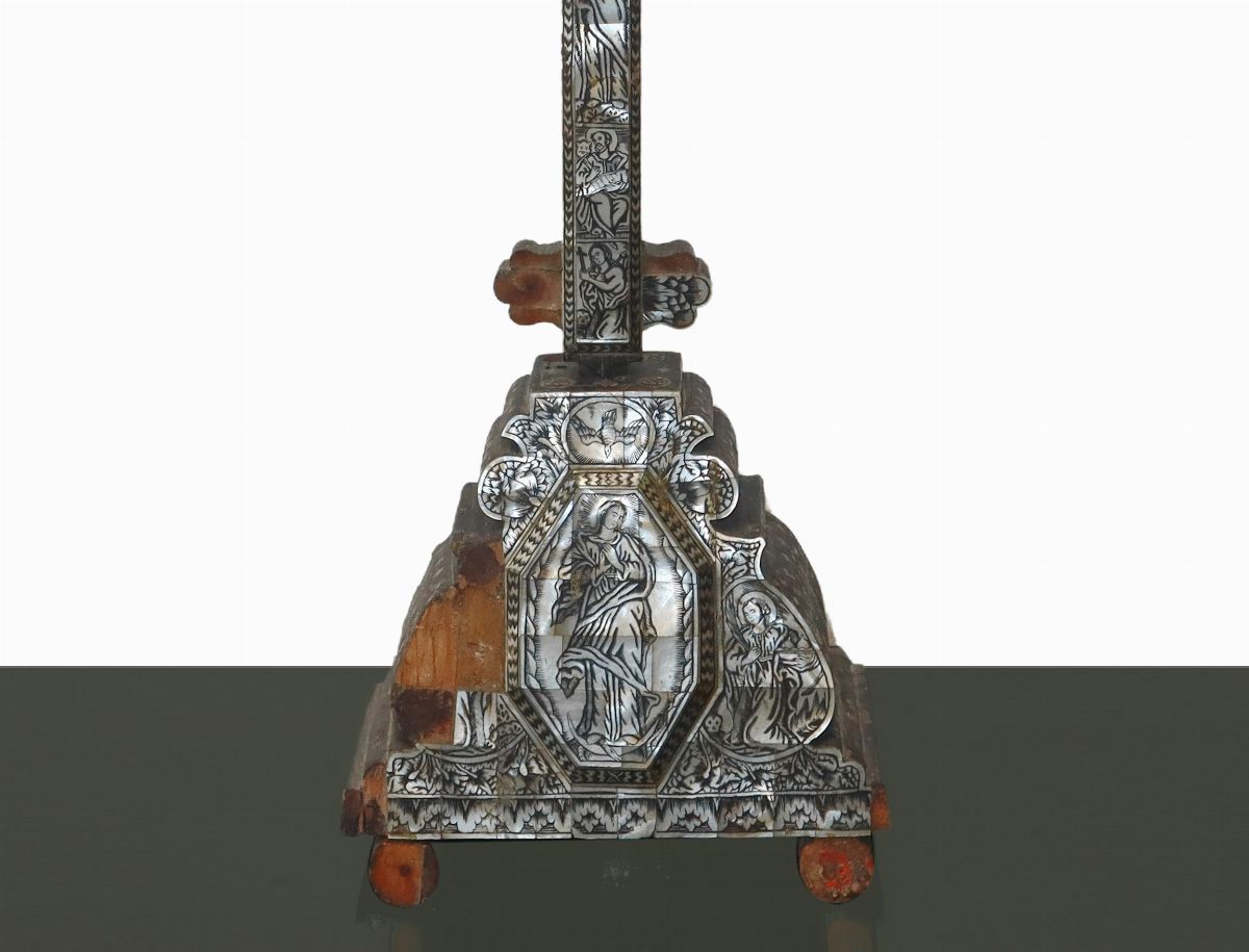 Crocifisso Legno con Piedistallo, Lastronato in Madreperla Decorata a Bulino con Figure Sacre