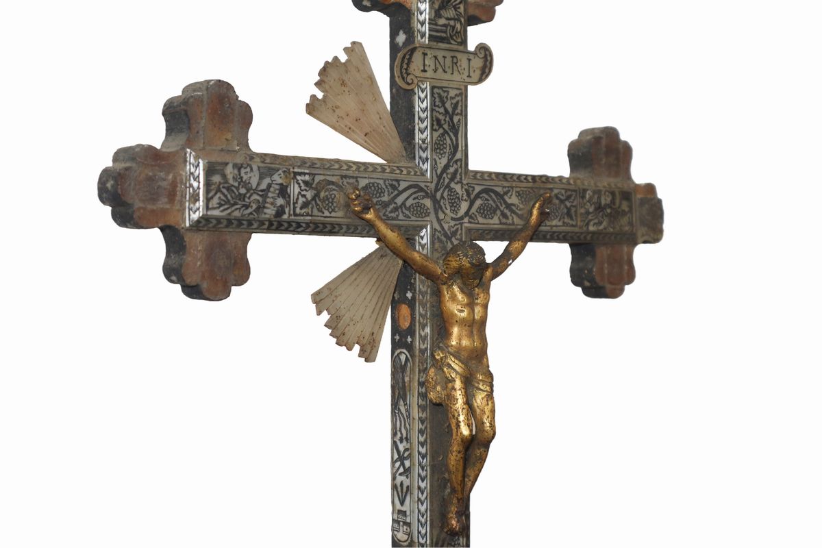 Crocifisso Legno con Piedistallo, Lastronato in Madreperla Decorata a Bulino con Figure Sacre