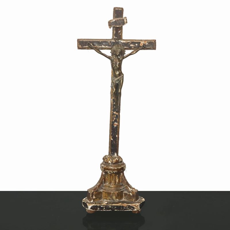 Crocifisso con croce lignea dorata e laccata e Cristo in bronzo dorato