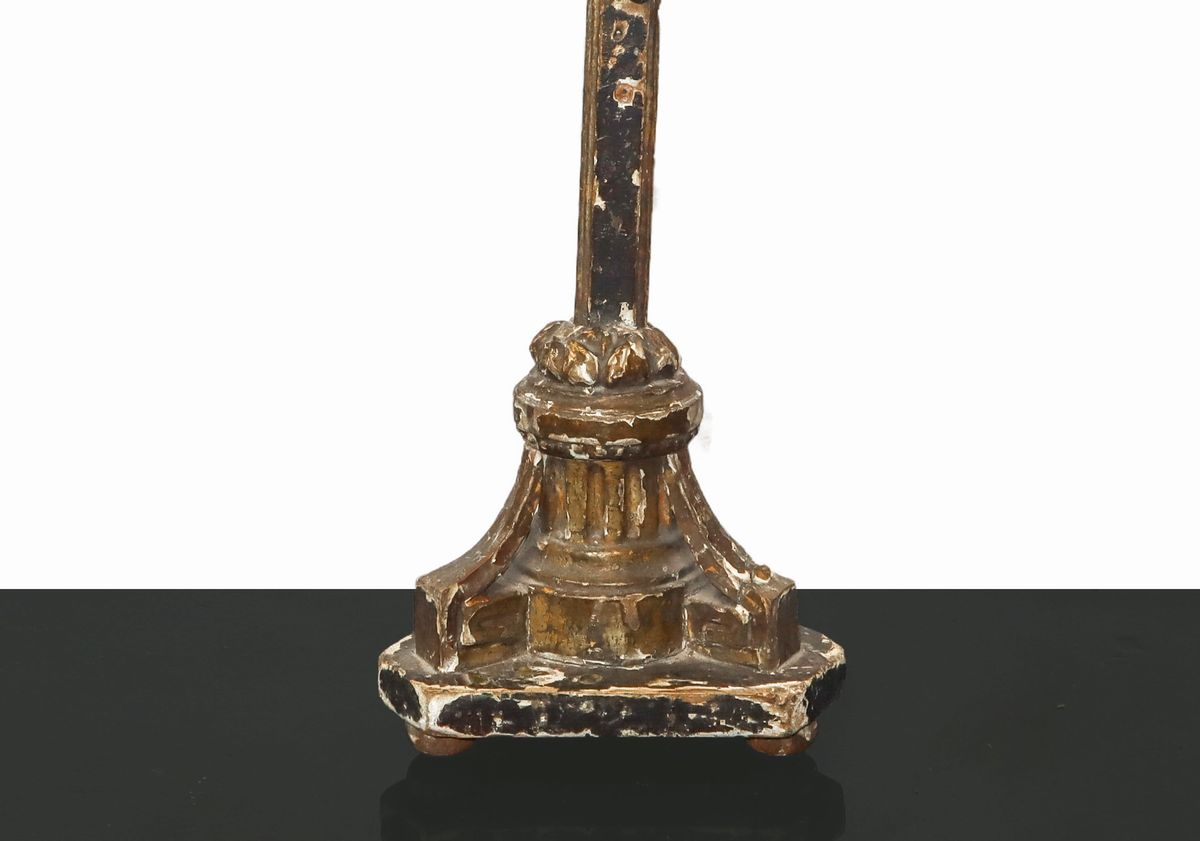 Crocifisso con croce lignea dorata e laccata e Cristo in bronzo dorato