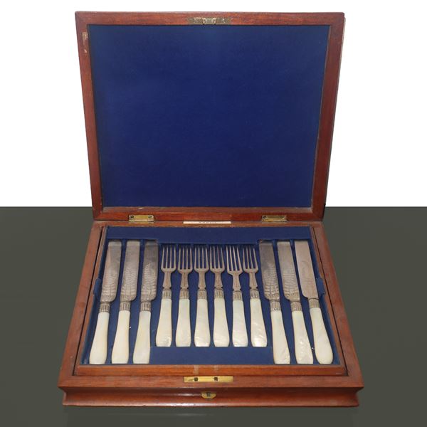 Silverplated fruit set, with mother-of-pearl handle in a mahogany box