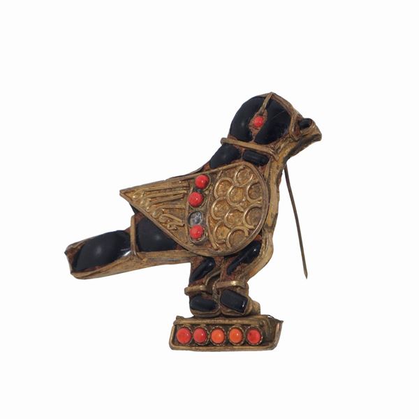 Brooch depicting a bird in brass with corals and onyx
