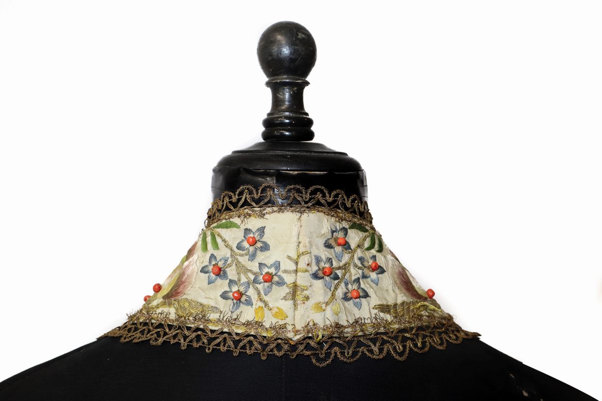 Stola con Ricami in Seta e Oro e Coralli di Trapani