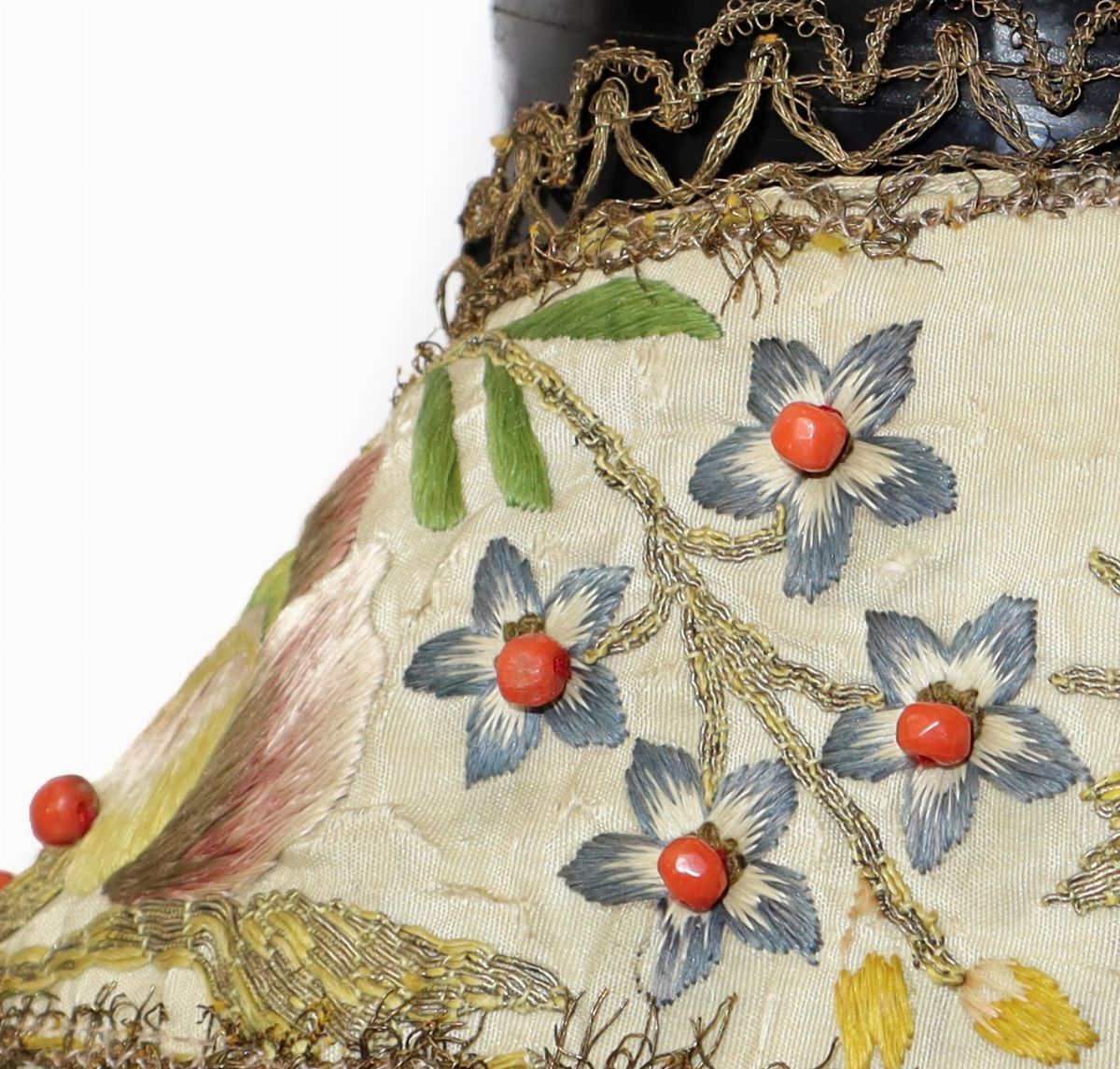 Stola con Ricami in Seta e Oro e Coralli di Trapani