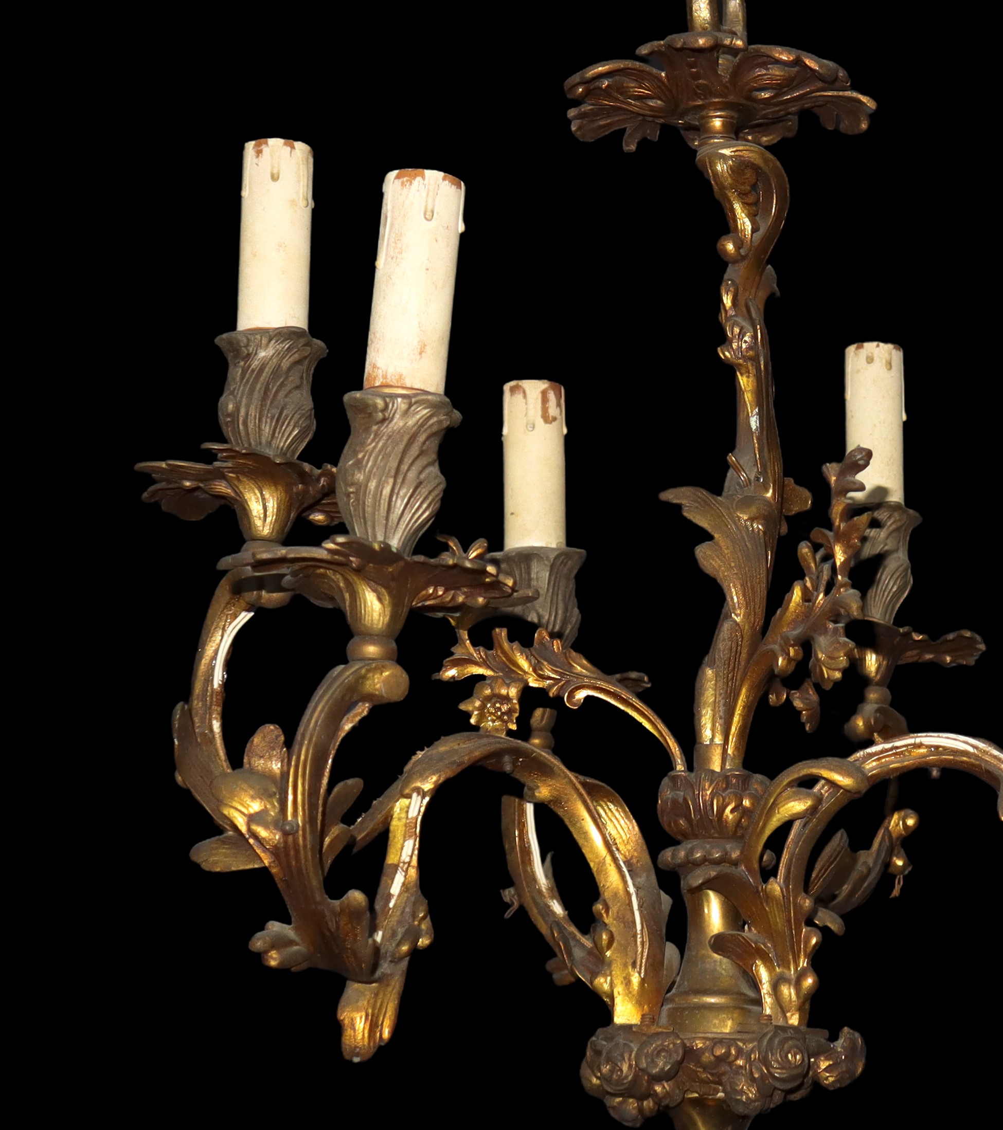 Lampadario a 6 luci, struttura in ottone dorato.