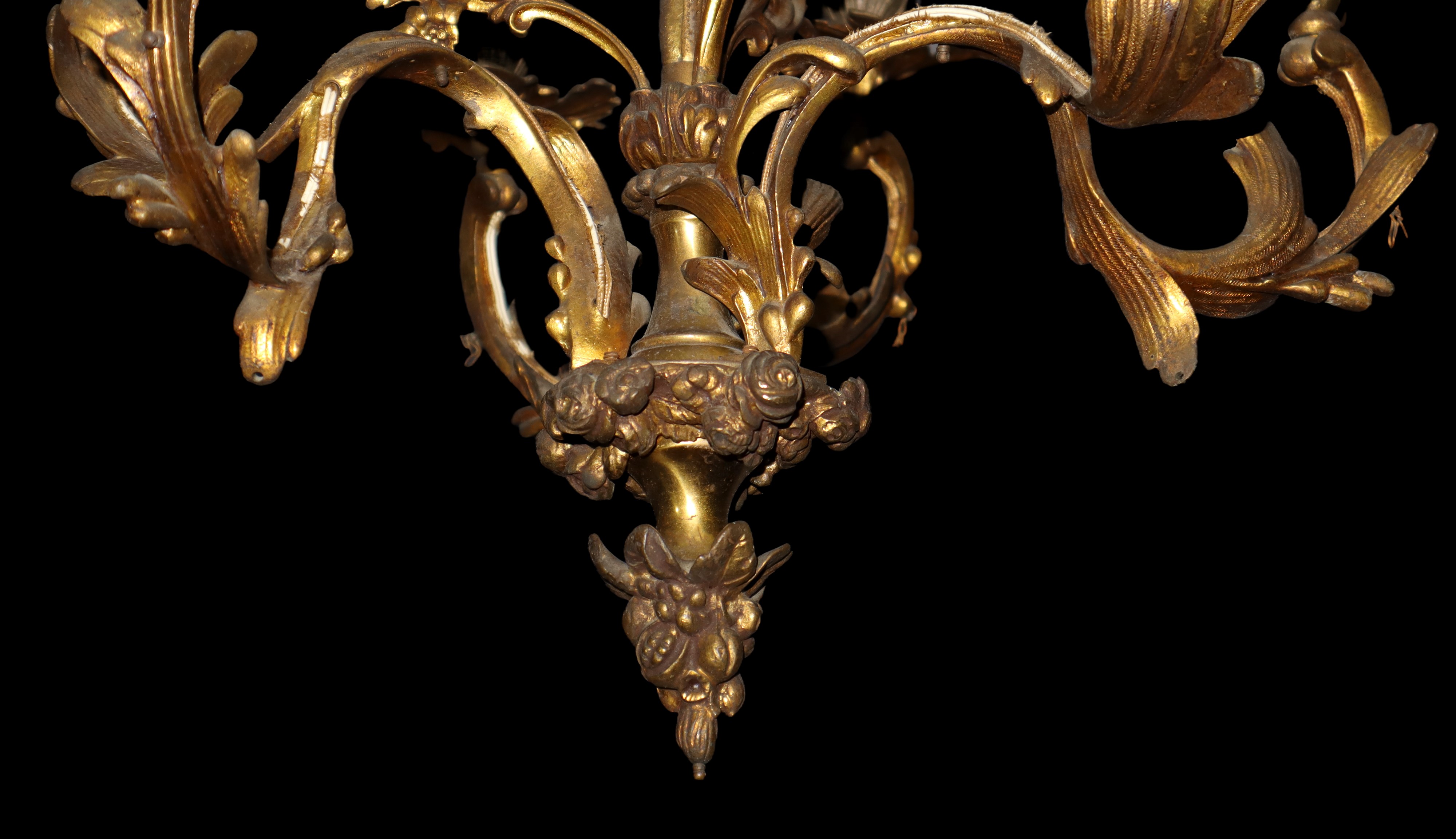 Lampadario a 6 luci, struttura in ottone dorato.