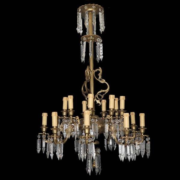 18 light chandelier. Golden metal structure with toasts