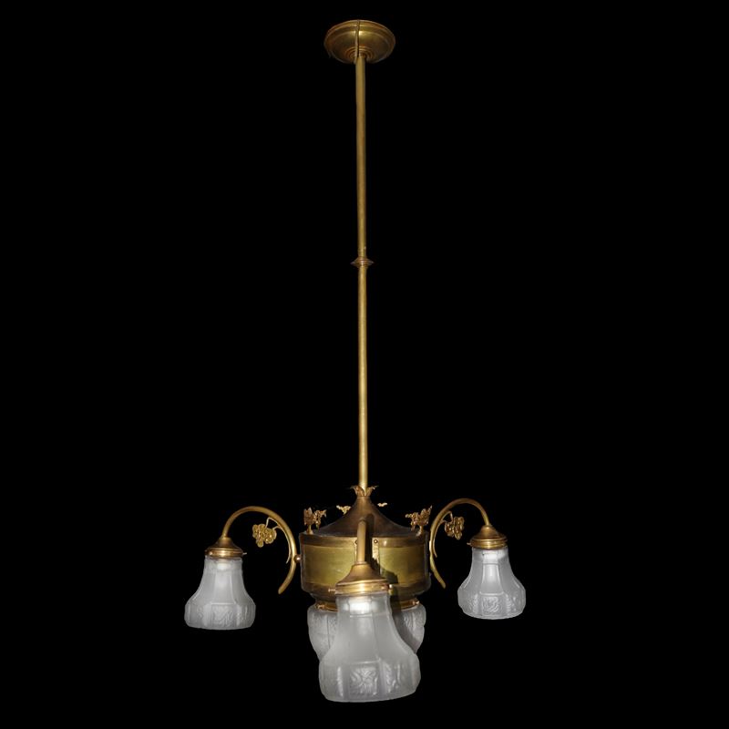 Lampadario Liberty a tre bracci in ottone dorato.