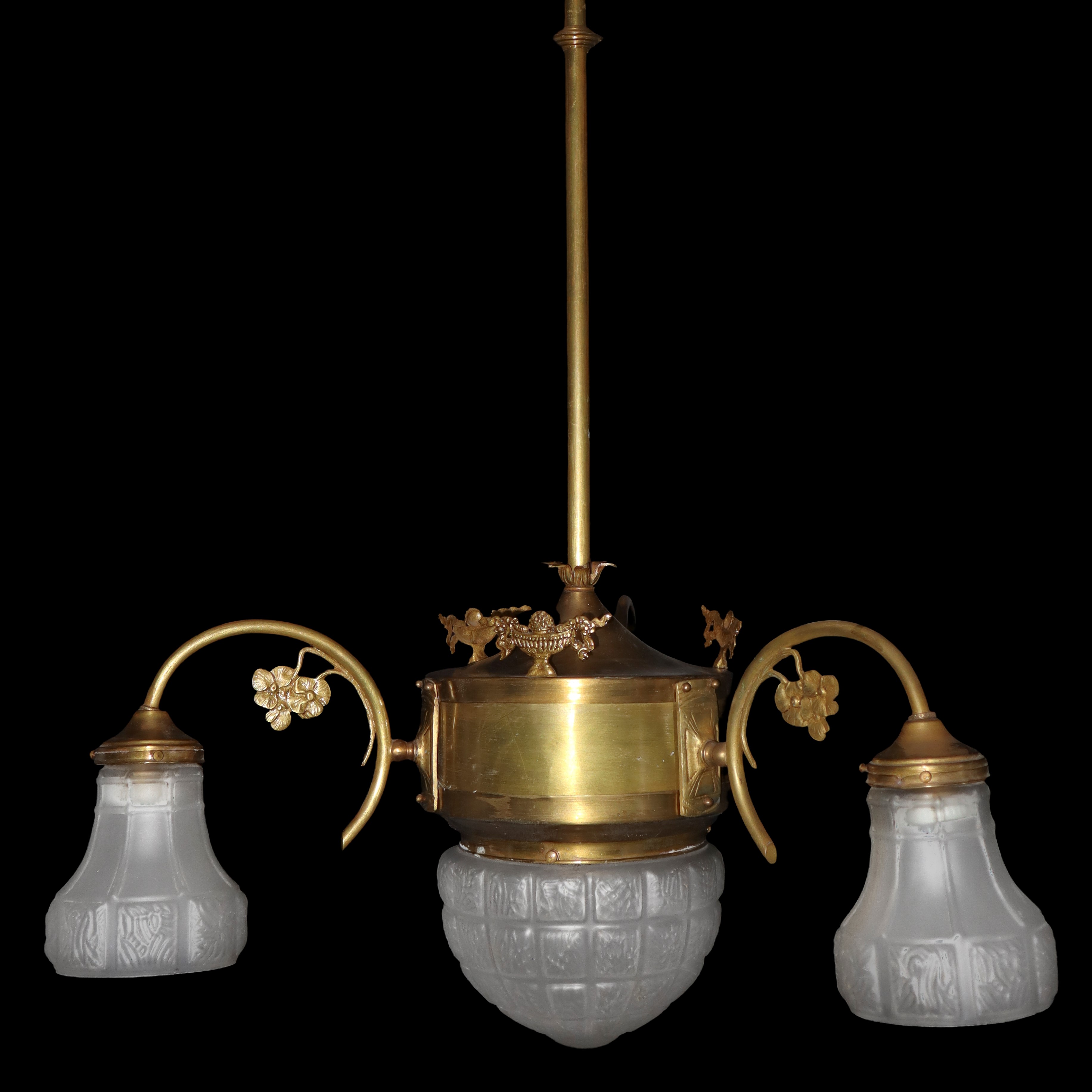 Lampadario Liberty a tre bracci in ottone dorato.