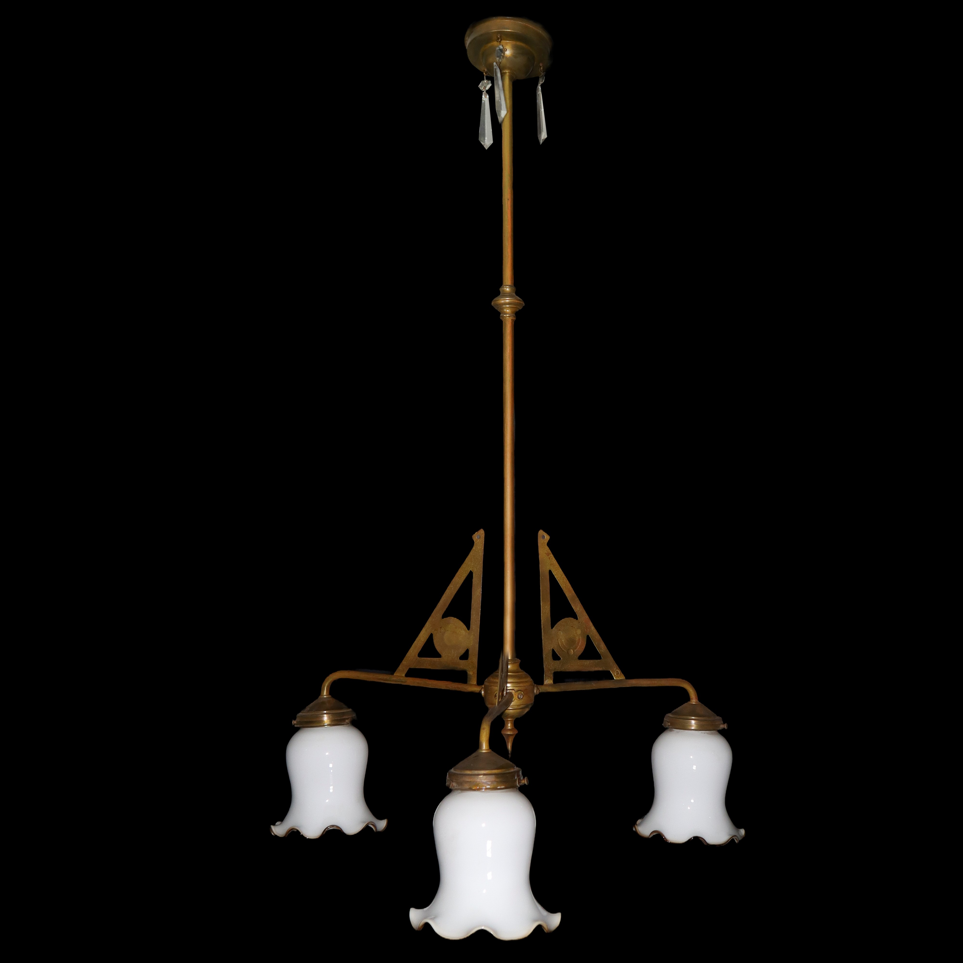 Lampadario 12 Decò a tre luci con vetri in opaline bianco a tulipano