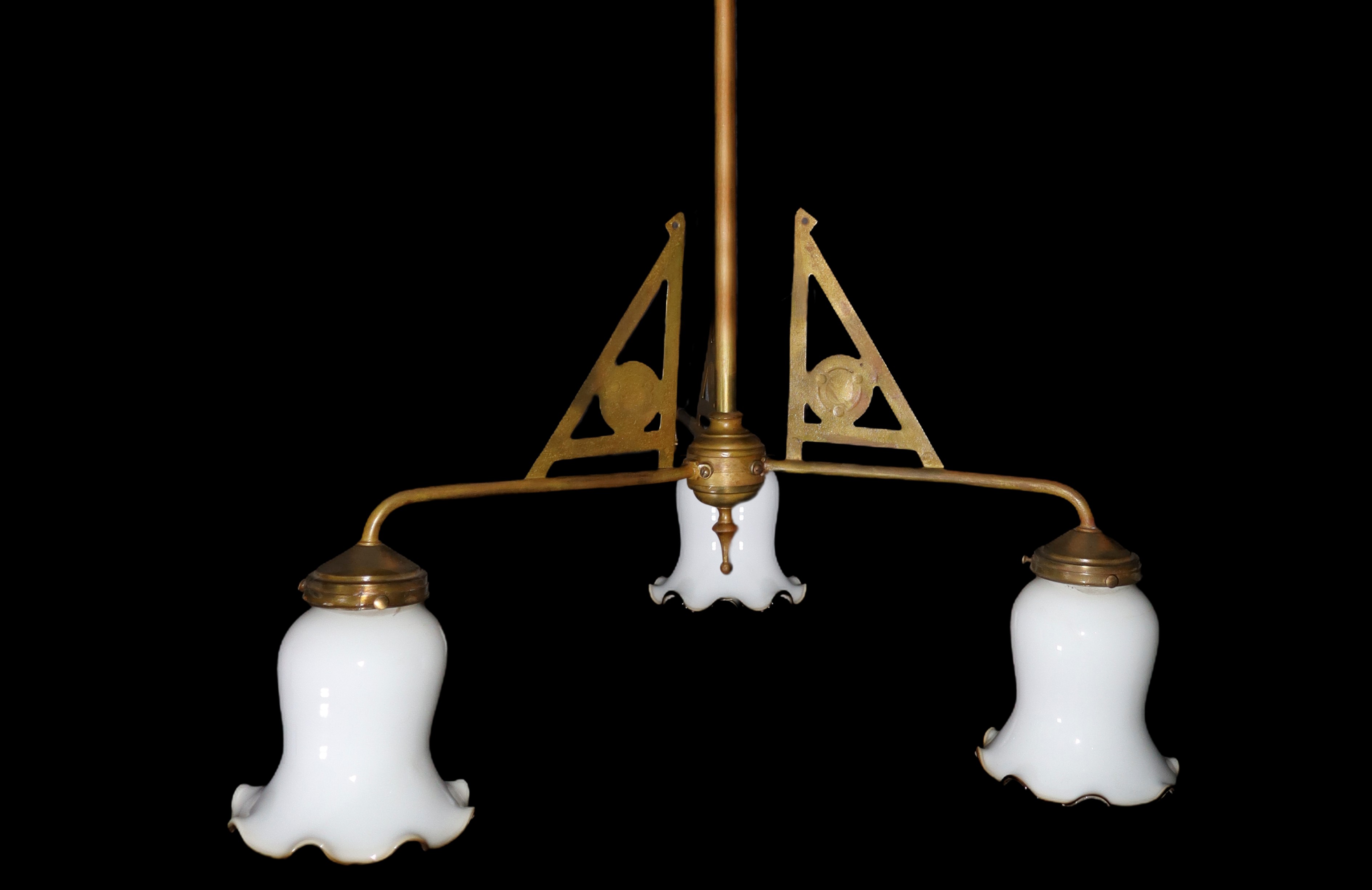 Lampadario 12 Decò a tre luci con vetri in opaline bianco a tulipano