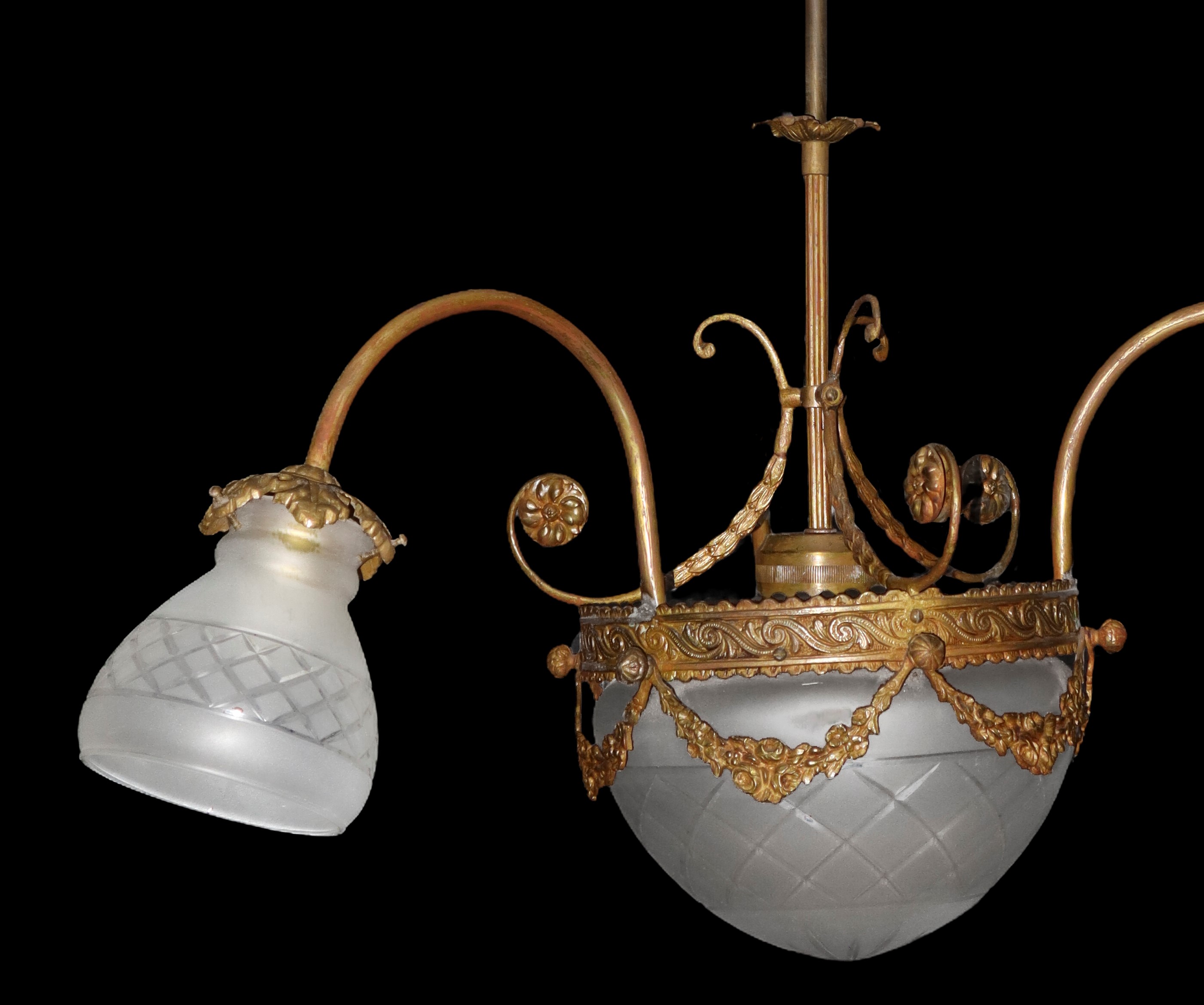 Lampadario a tre bracci con coppa centrale in vetro