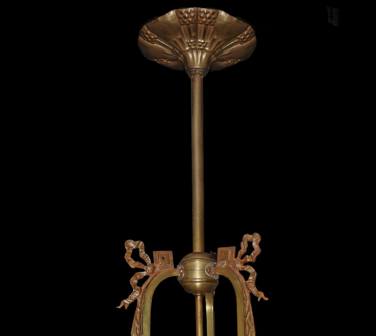 Lampadario Liberty, a Tre Bracci con Vetri, Struttura Dorata.