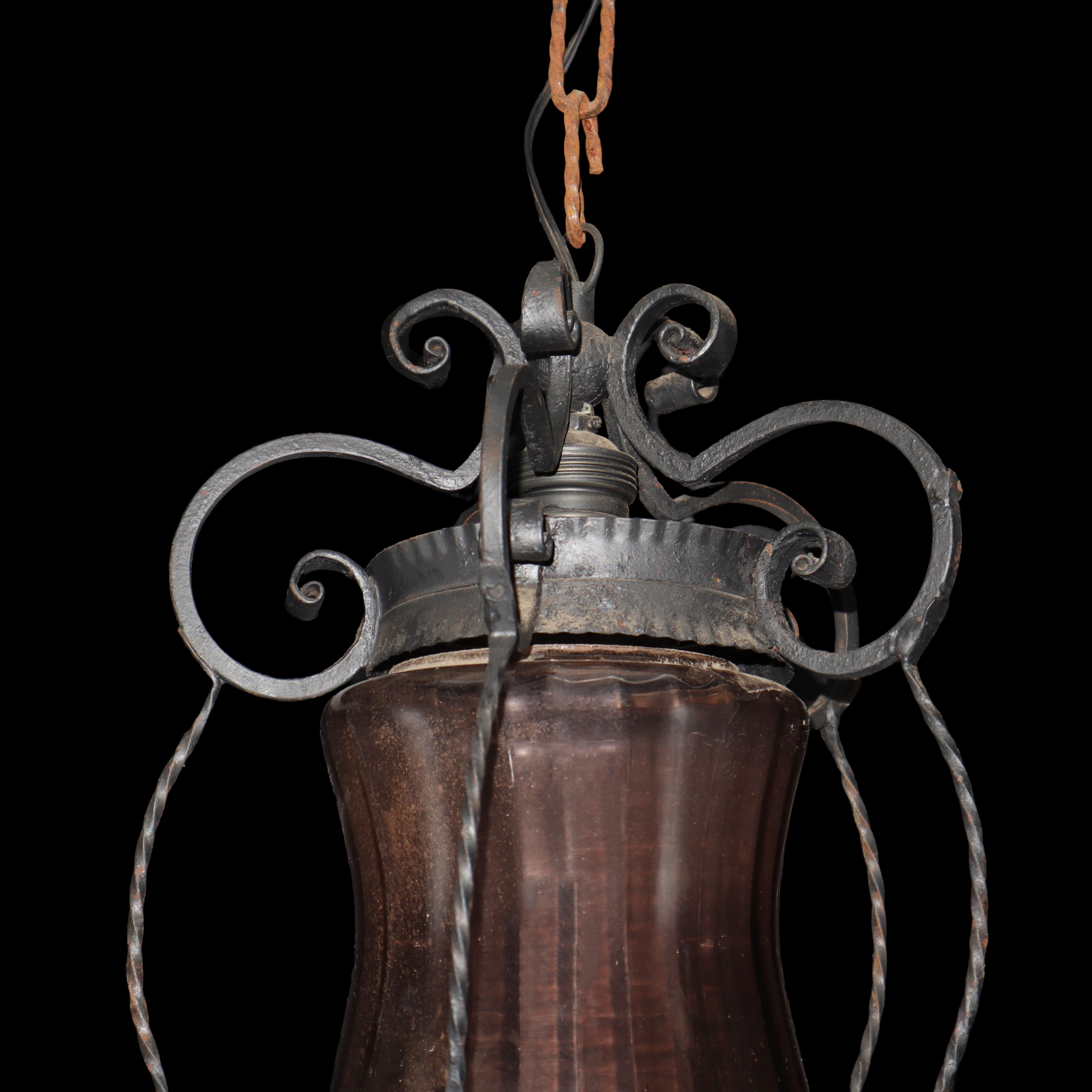 Lampadario a quattro luci, tre bracci con vetri a pigna.