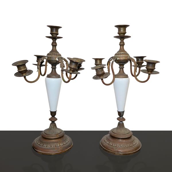 Coppia di candelieri a 5 luci in metallo patinato bronzo e fusto in porcellana bianca