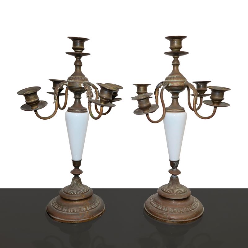 Coppia di Candelieri a 5 Luci in Metallo Patinato Bronzo e Fusto in Porcellana Bianca