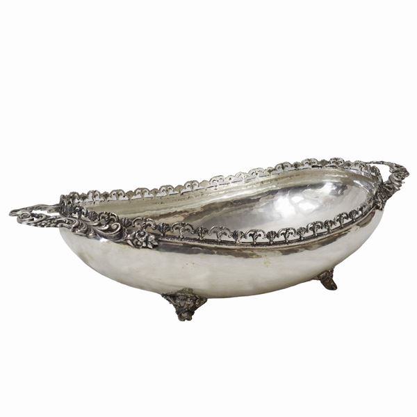 Oval-shaped silver candy holder with handles