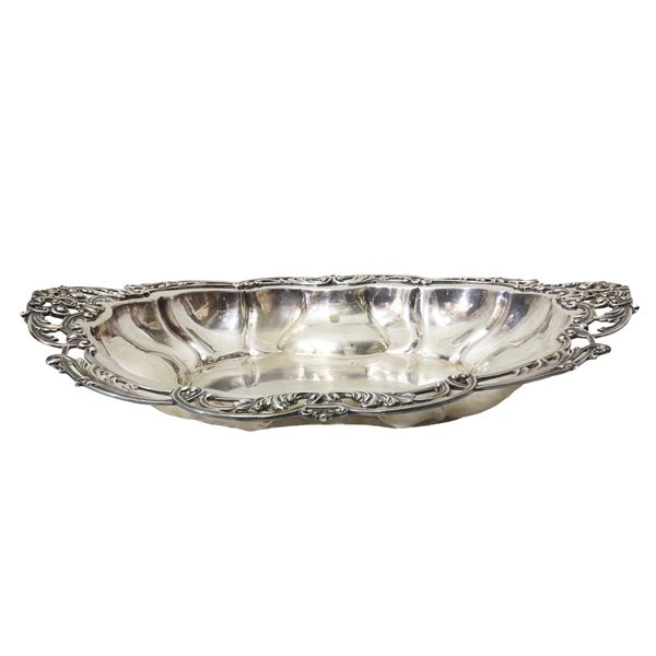 Oval centerpiece in silver, scalloped edge