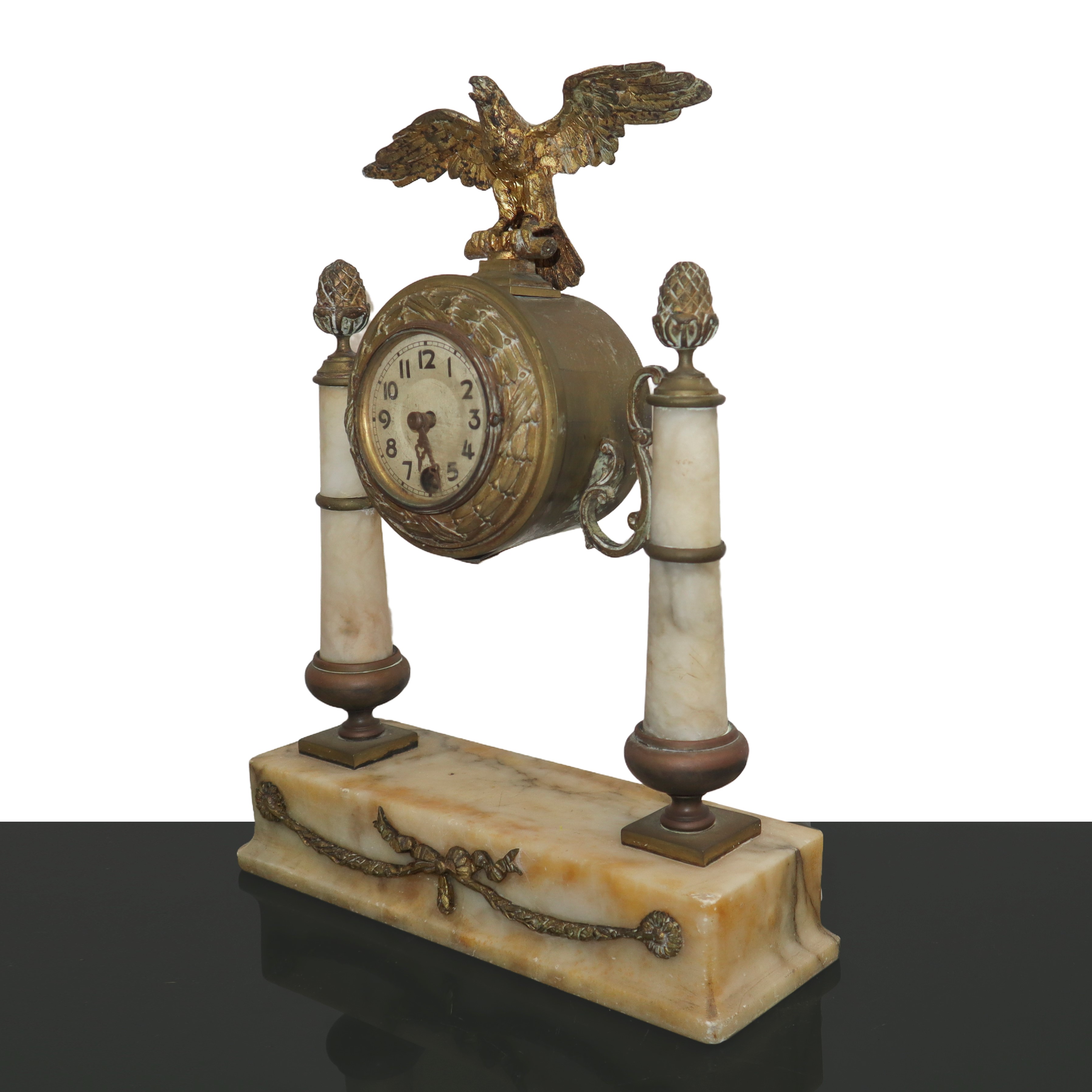 Orologio in Metallo Dorato Sormontato da un Aquila e Colonne in Alabastro