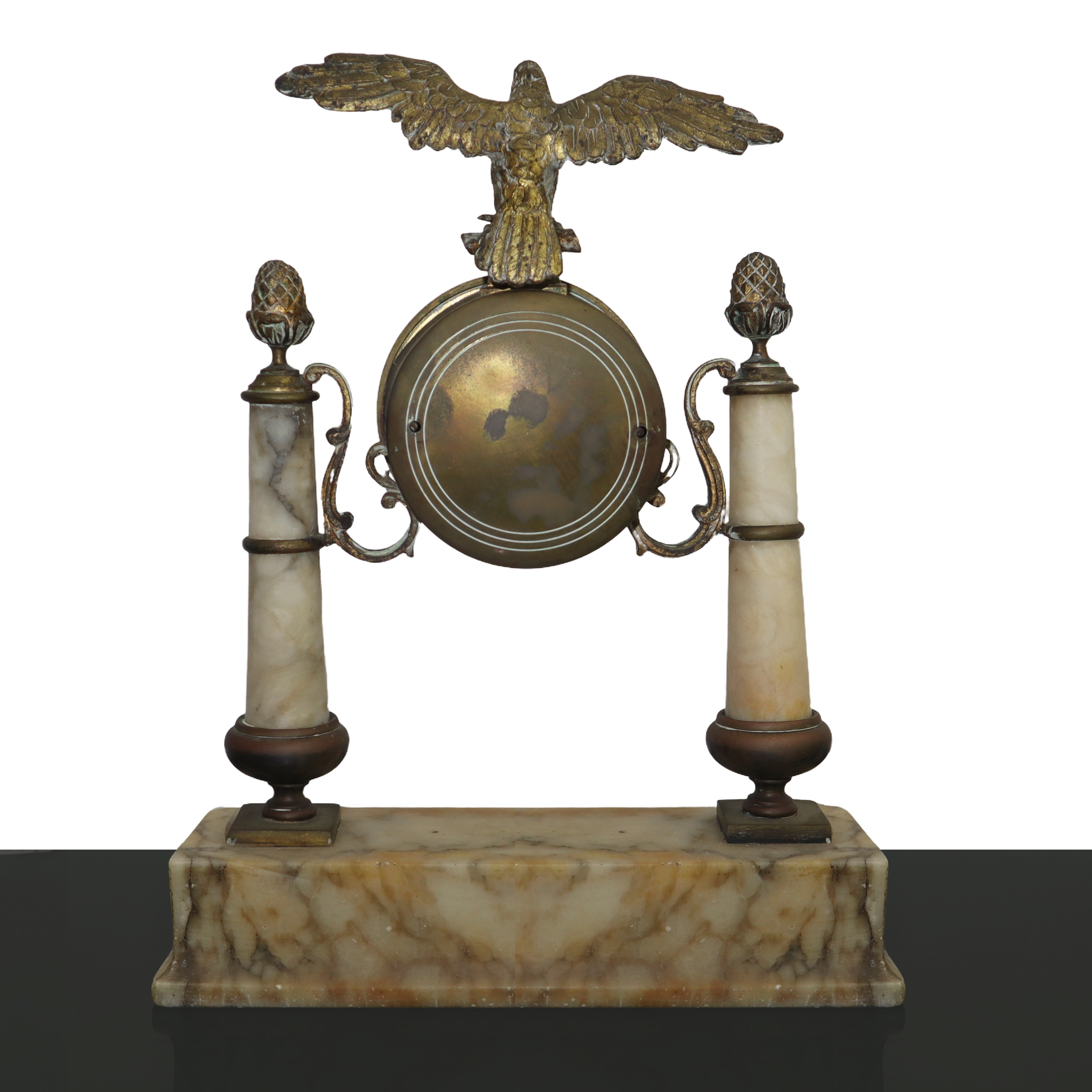 Orologio in Metallo Dorato Sormontato da un Aquila e Colonne in Alabastro