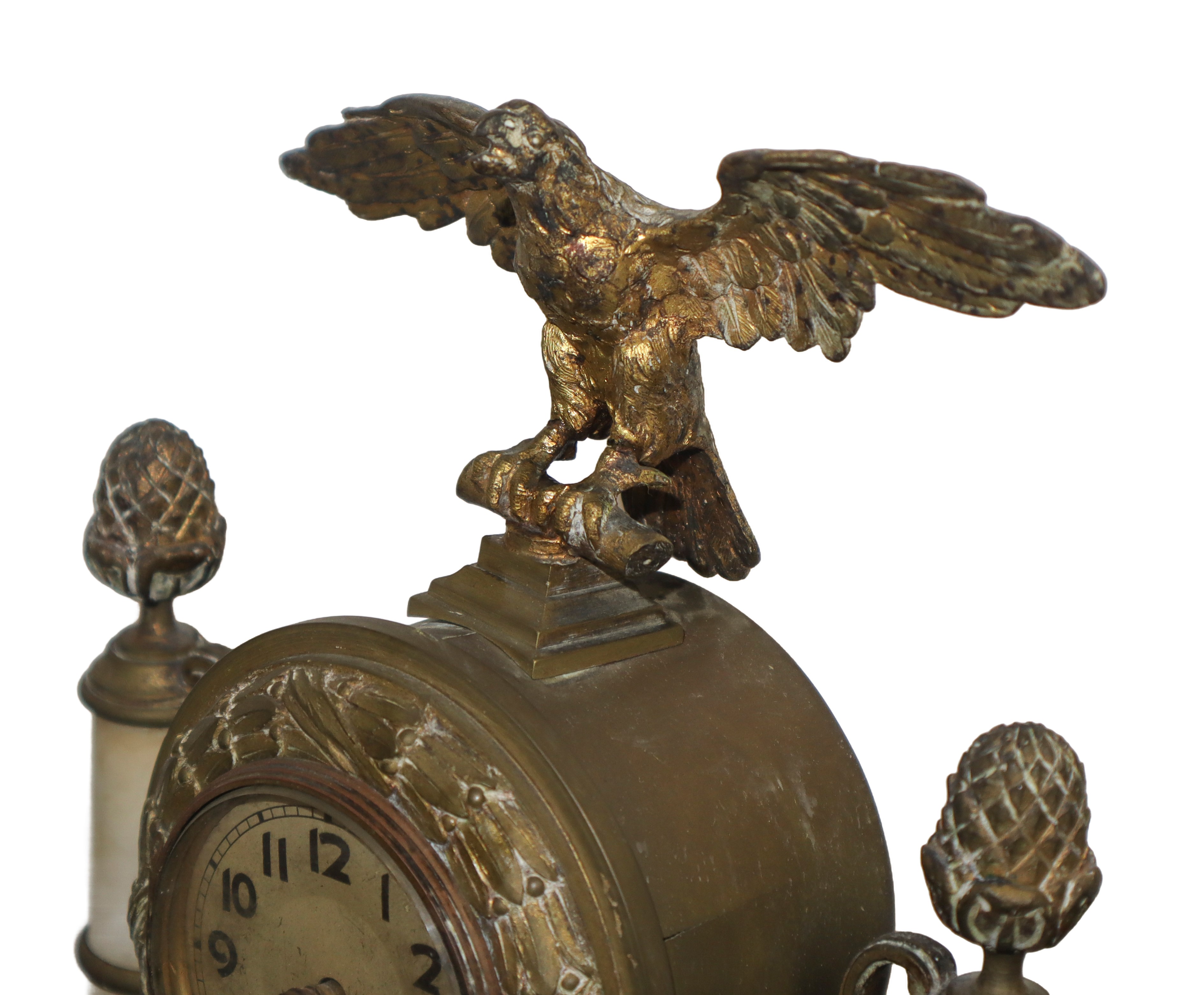 Orologio in Metallo Dorato Sormontato da un Aquila e Colonne in Alabastro