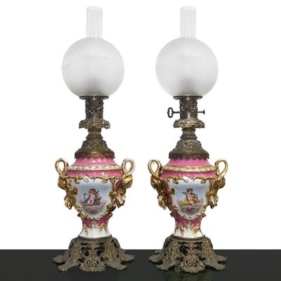 Coppia di Grandi Lumi a Petrolio in Porcellana Rosa di Sevres con Riserve Fronte Retro con Putti ...