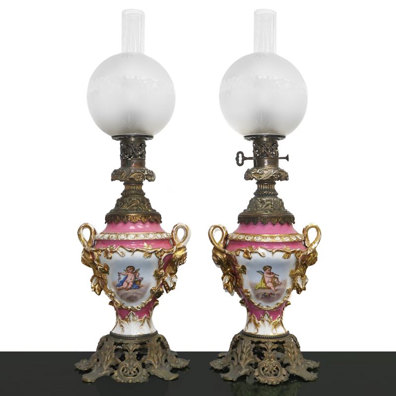 Coppia di Grandi Lumi a Petrolio in Porcellana Rosa di Sevres con Riserve Fronte Retro con Putti ...