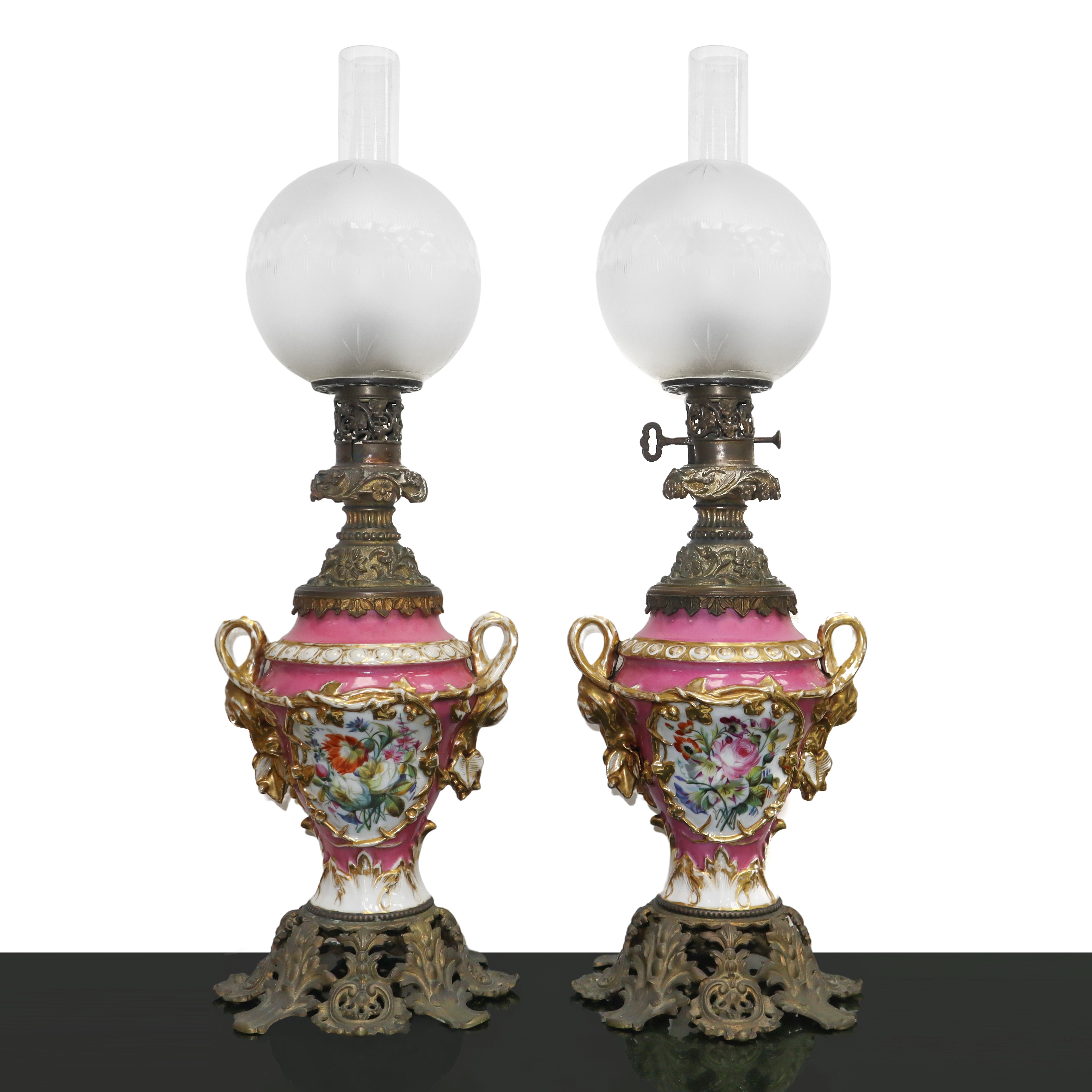 Coppia di Grandi Lumi a Petrolio in Porcellana Rosa di Sevres con Riserve Fronte Retro con Putti ...