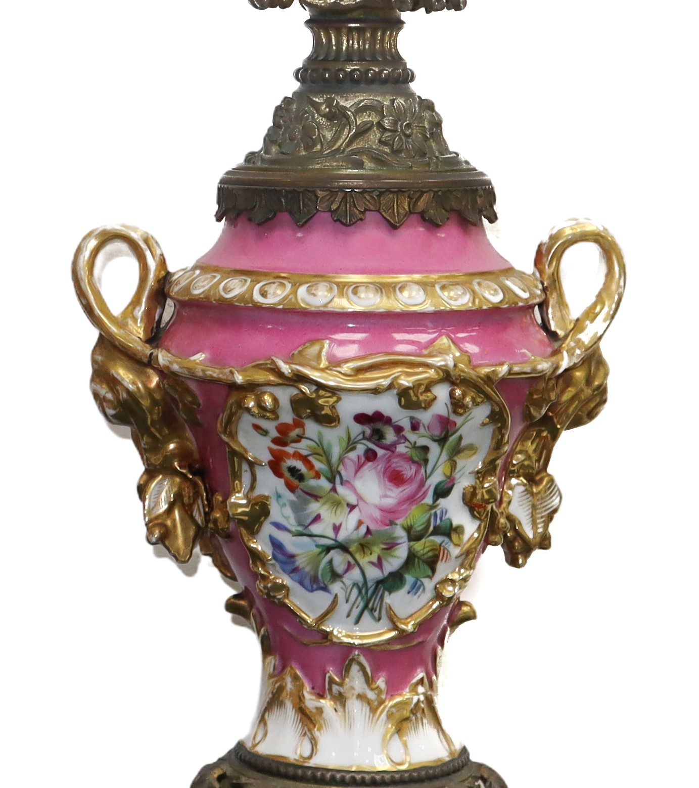 Coppia di Grandi Lumi a Petrolio in Porcellana Rosa di Sevres con Riserve Fronte Retro con Putti ...