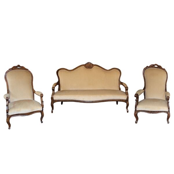 Salotto composto da 2 poltrone e un divano tappezzato in velluto beige