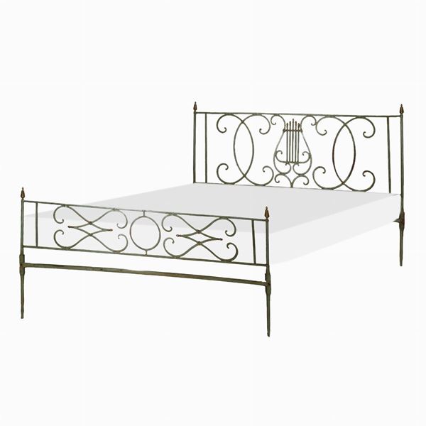 Double bed in wrought iron and nailed