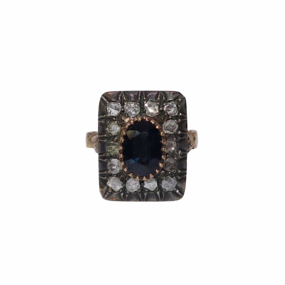 Anello in Oro e Argento con Zaffiro Centrale e Rosette di Diamanti